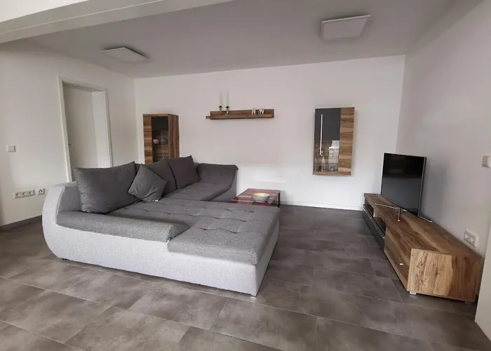 Moderne Wohnung mit Terrasse und eigenem Zugang.
